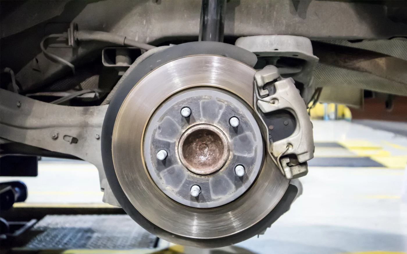 Brake disc, caliper and suspension with the wheel removed